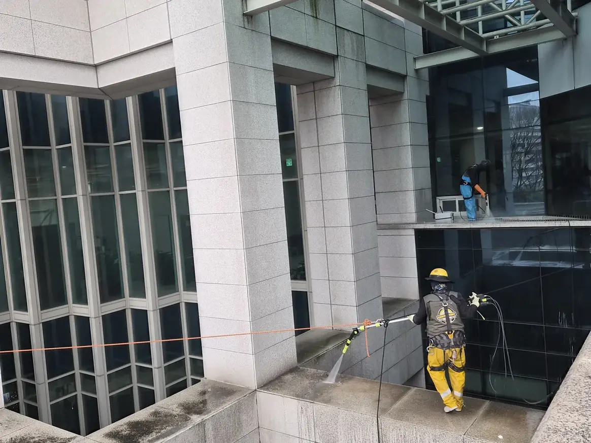 예천군 예천읍 상가건물 옥상 파라펫 장비 주변 정밀 위생청소 사례 - 행진크린