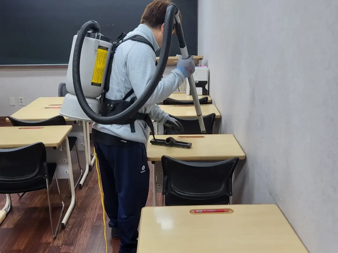 문경시 신기동 학교 현관·중앙홀 바닥 위생청소 사례 - 행진크린