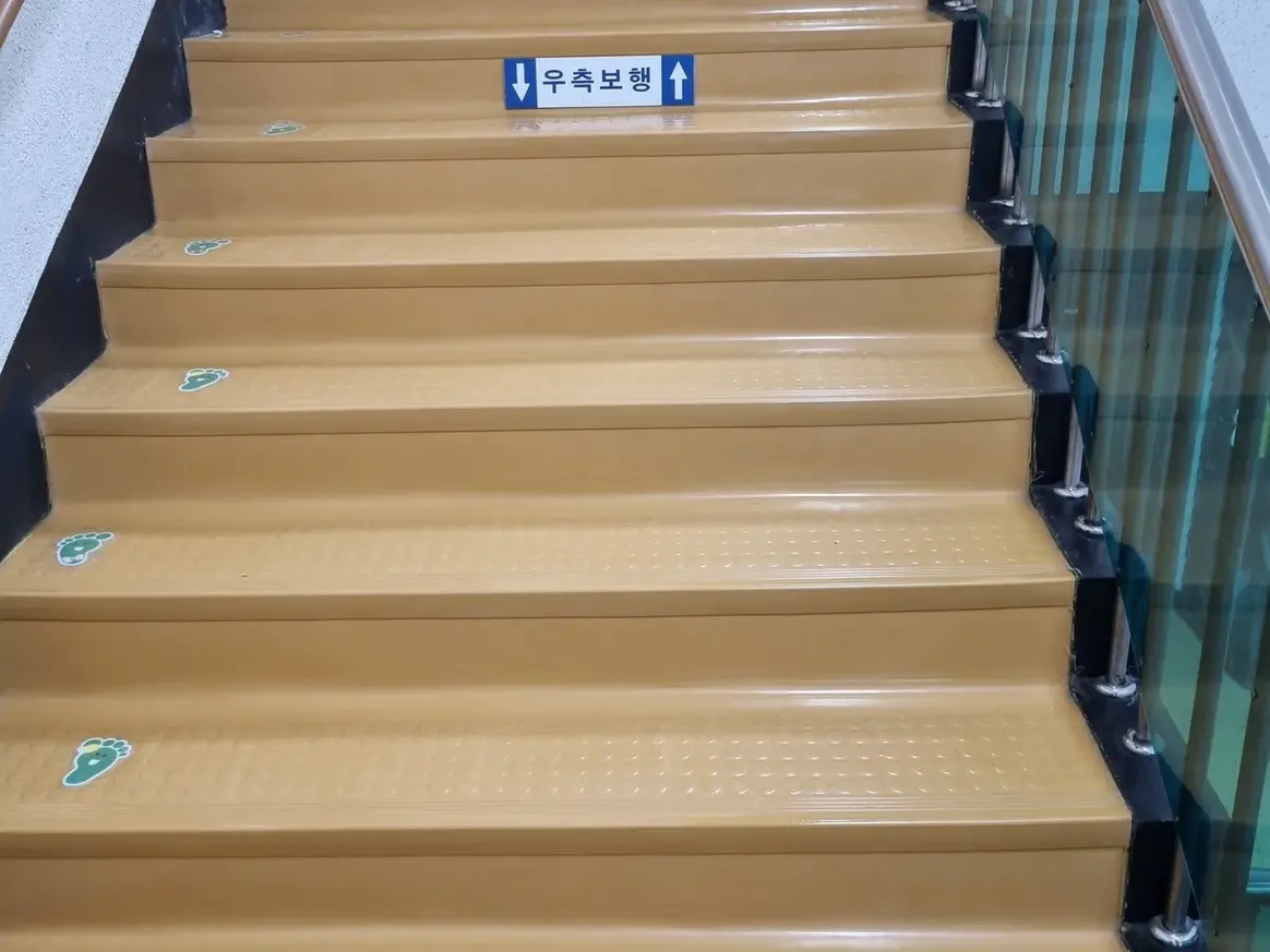 안동시 수상동 어린이집 현관·신발장 바닥 위생청소 사례 - 행진크린